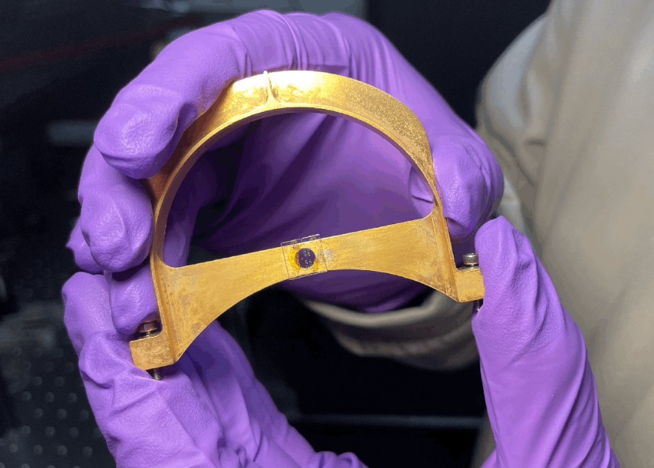 Stanford Researchers Develop Room-Temperature Quantum Communication Device Using Twisted Light and Molybdenum Diselenide