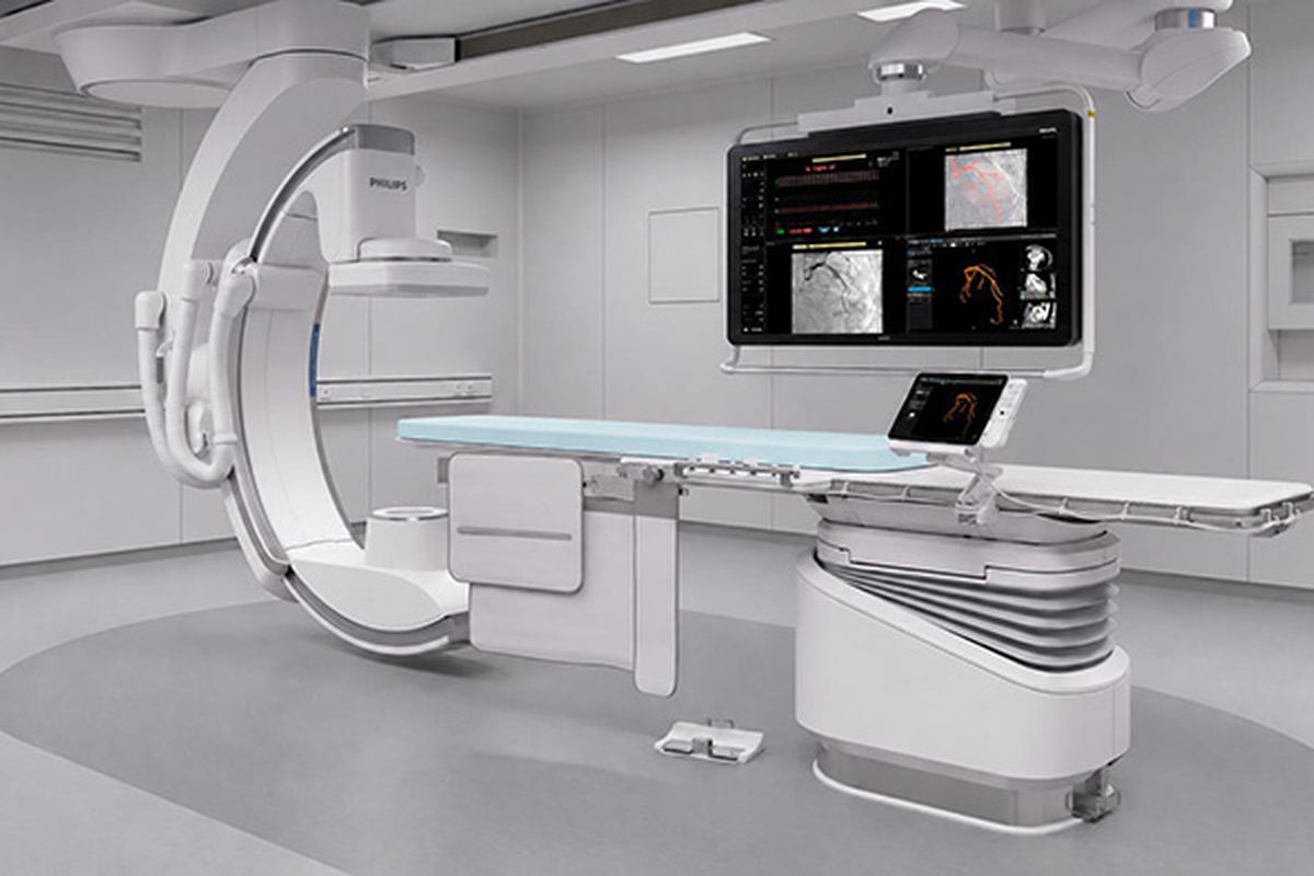 Philips Azurion image-guided therapy platform with UniGuide -